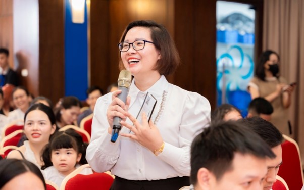 Khách mời tham gia đặt câu hỏi trong buổi toạ đàm của sự kiện