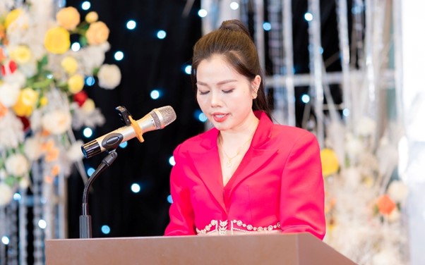 Bà Trần Thị Vân Anh – CEO ABD Group – Đơn vị phân phối độc quyền mỹ phẩm Maputi tại Việt Nam lên phát biểu