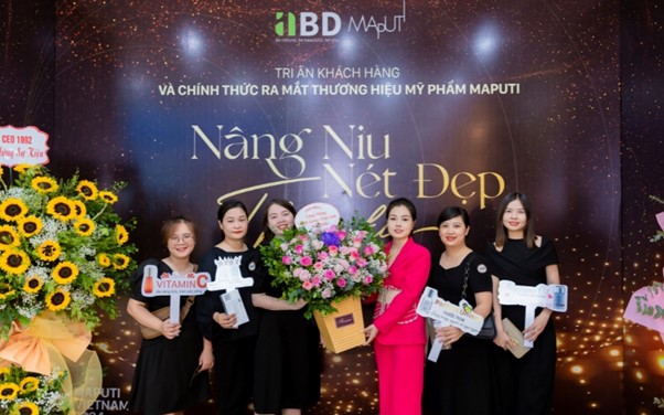Đại diện các khách mời checkin, tặng hoa tại sự kiện
