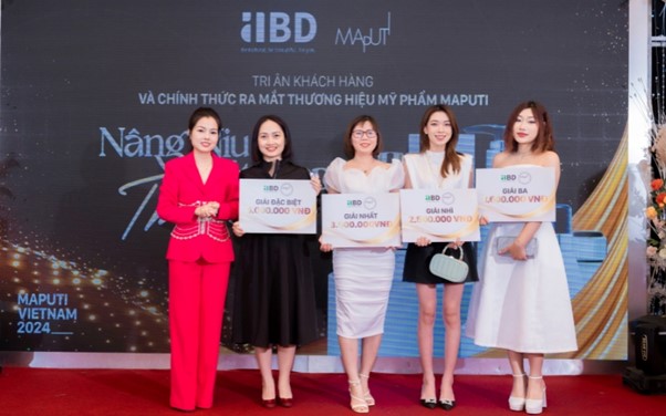 Đại diện CEO ABD Group chụp ảnh cùng các khách hàng may mắn nhận được giải thưởng trong màn bốc thăm may mắn có tổng trị giá lên đến 15 triệu đồng